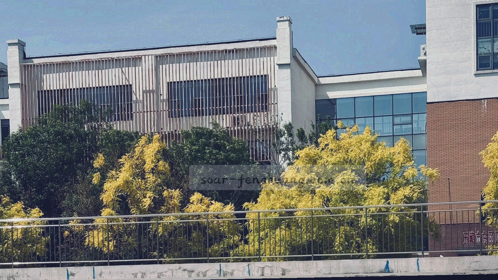 冰雪覆盖的北方城市轮廓与暖色灯光交织的抽象图形